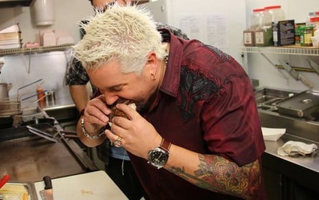 O chef Guy Fieri experimenta um suculento sanduíche em seu programa no canal Food Network - Divulgação/Food Network