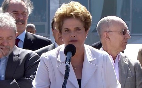 Dilma Rousseff discursa em frente ao Palácio do Planalto após ser afastada da Presidência - Reprodução/NBR