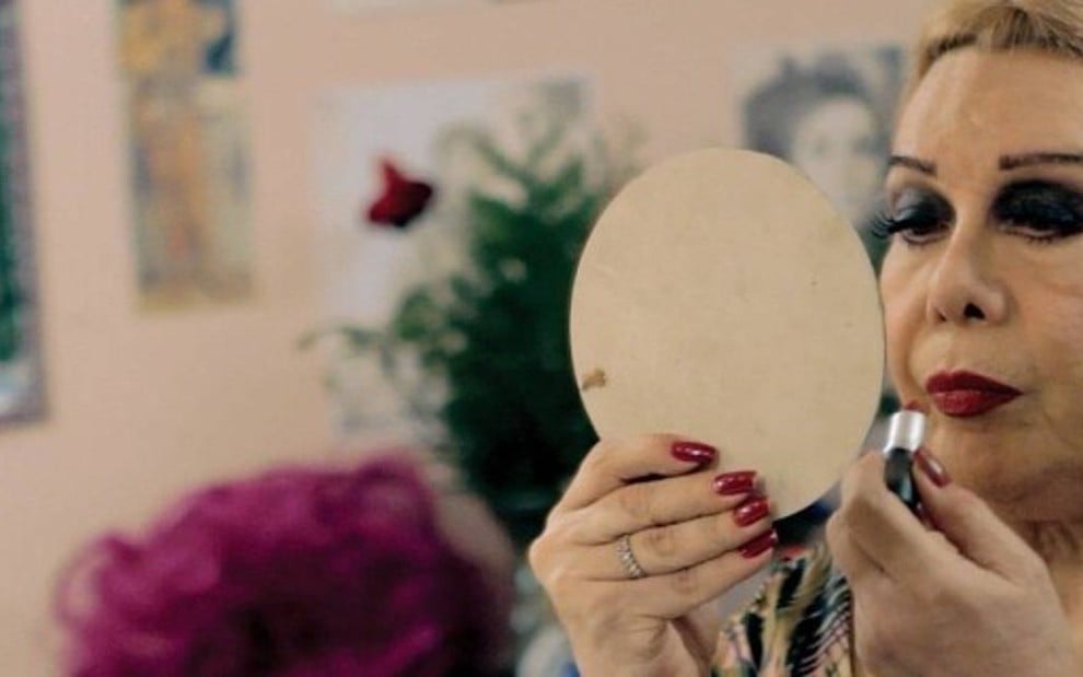 A artista Rogéria passa maquiagem em cena do documentário Divinas Divas, de Leandra Leal - Fotos: Divulgação