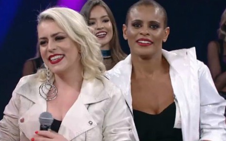 Luciana Andrade (à esq.) e Aline Wirley se emocionaram em estreia no Domingão do Faustão - Reprodução/TV Globo