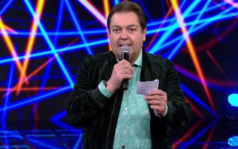 O apresentador Fausto Silva durante o programa deste domingo (15) na Globo: 'Tem que saber votar' - Fotos: Reprodução/TV Globo