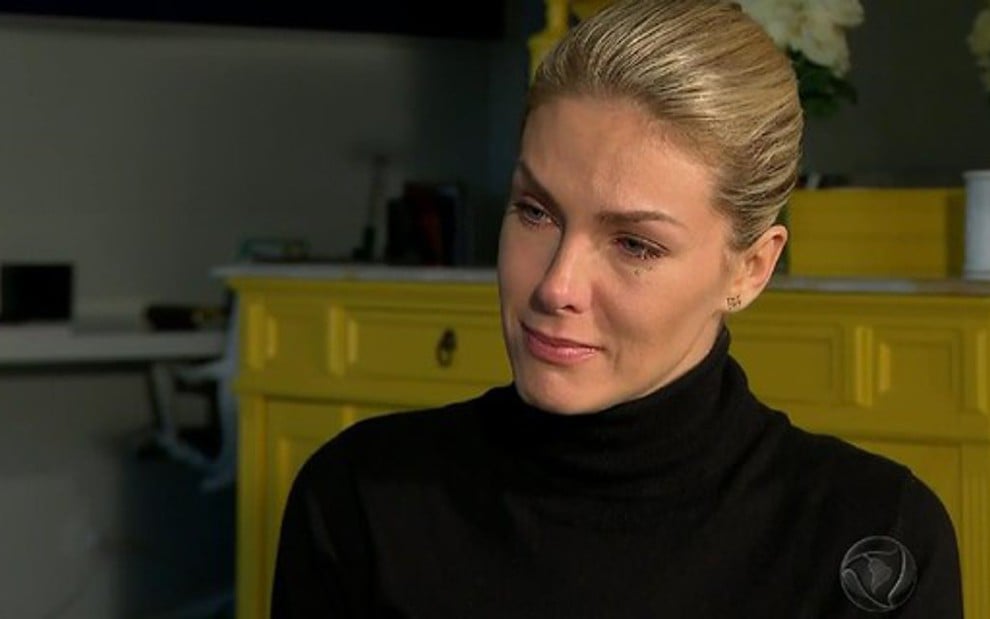 Ana Hickmann chora durante entrevista ao Domingo Espetacular de ontem (22) - Reprodução/Record