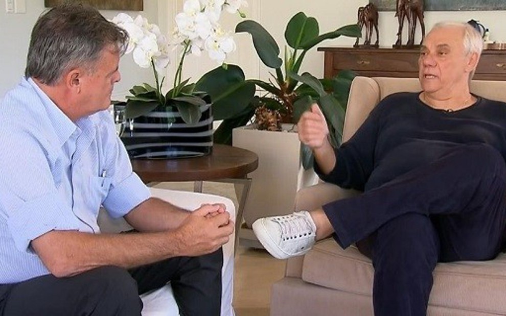 O repórter Raul Dias Filho durante entrevista com o apresentador Marcelo Rezende - Reprodução/RecordTV