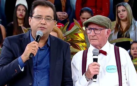 Geraldo Luís tenta arranjar namorada para 'vovô dançarino' Albino no palco do Domingo Show - Reprodução/RecordTV