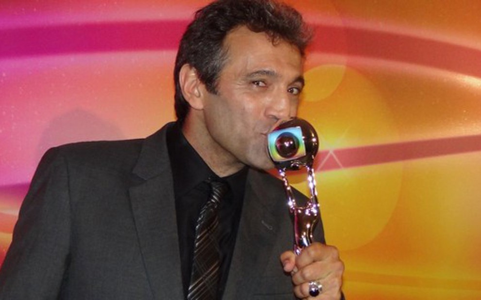 Domingos Montagner festeja o prêmio de ator revelação nos Melhores do Ano de 2011 - Divulgação/TV Globo