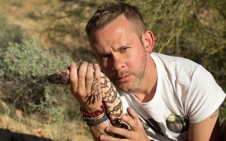 O ator Dominic Monaghan segura lagarto venenoso em episódio de Wild Things, da BBC Earth - Divulgação/BBC Earth