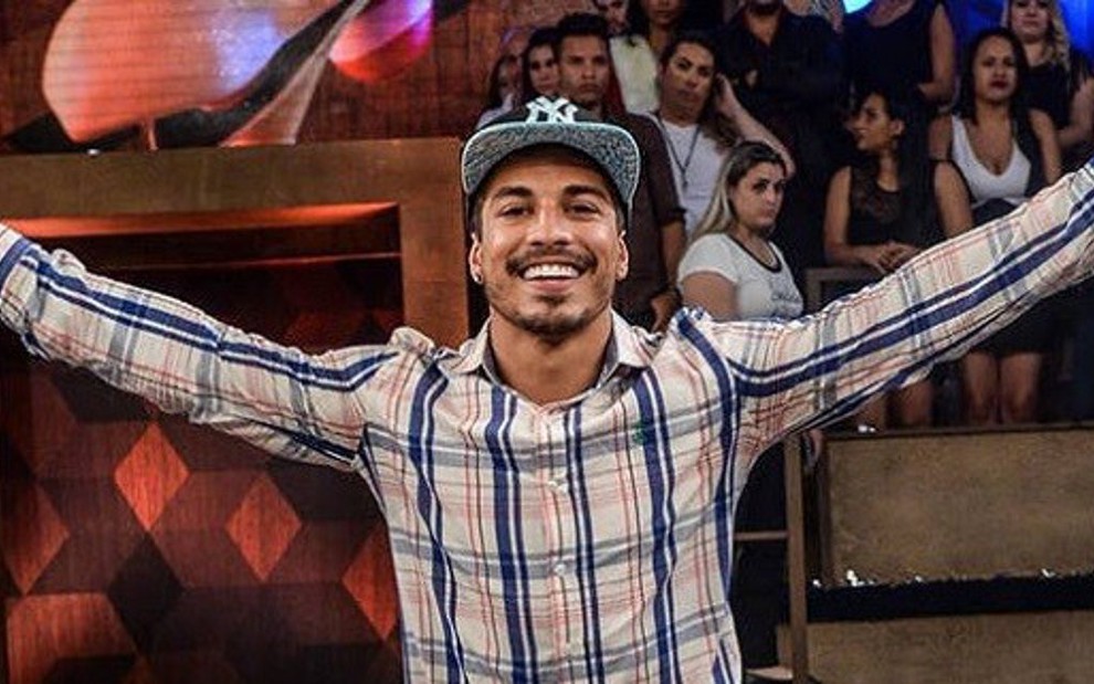 O cantor Douglas Sampaio comemora vitória na oitava edição do reality show A Fazenda - Divulgação/Record