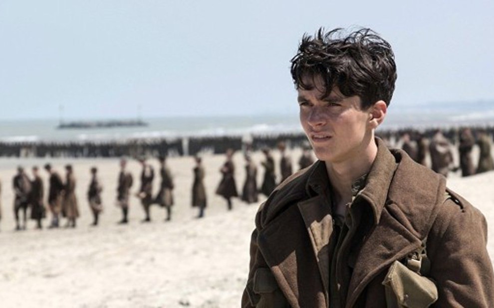 O ator Fionn Whitehead em cena de Dunkirk (à esq.): filme deve estar entre os mais indicados - Fotos: Divulgação