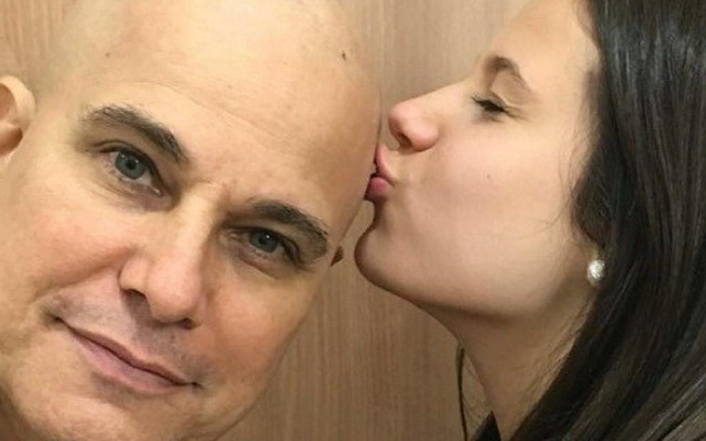 O ator Edson Celulari recebe beijo da filha Sophia; ele fará novela da nove de Glória Perez - Reprodução/Instagram