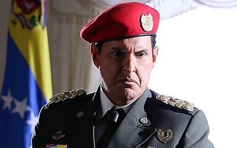 O ator colombiano Andrés Parra é o político e militar Hugo Chávez na nova série da TNT - Divulgação/TNT