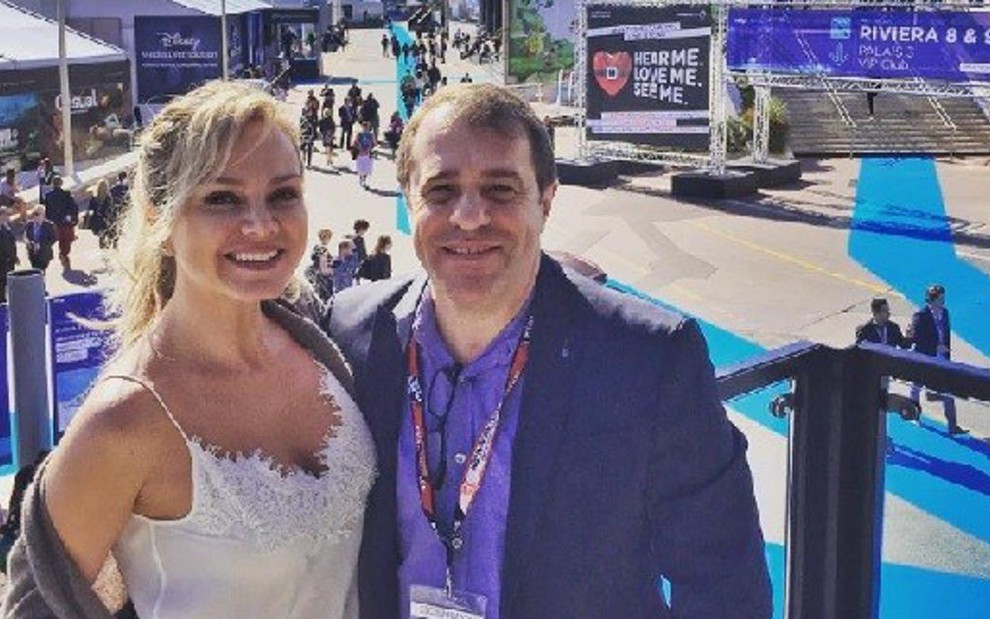 Eliana e o diretor Fernando Pelégio em pavilhão da Mipcom, feira de TV em Cannes (França) - Reprodução/Instagram