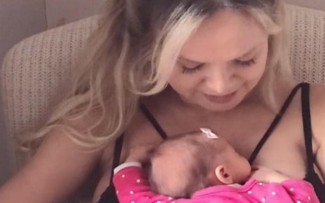 Eliana Michaelichen com a filha Manuela, que nasceu no dia 10; ela volta ao ar no Teleton - Reprodução/Instagram