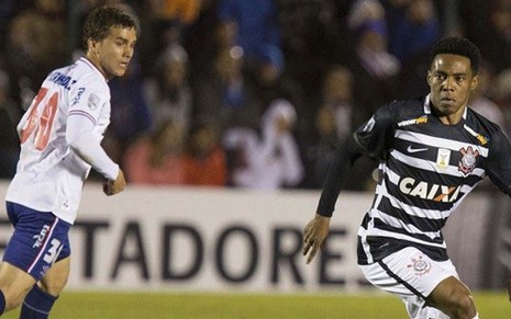 O voltante Elias disputa lance com atleta do Nacional do Uruguai, ontem (27) à noite - Daniel Augusto Jr./Agência Corinthians