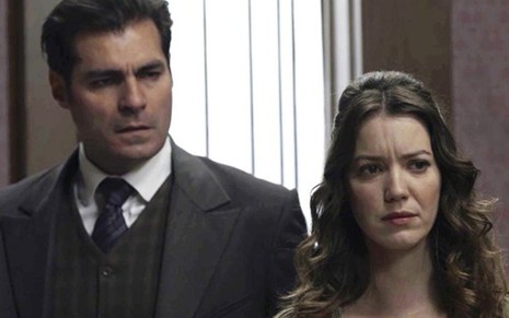 Darcy (Thiago Lacerda) e Elisabeta (Nathalia Dill) desconfiam da vilã em Orgulho e Paixão - Reprodução/TV Globo