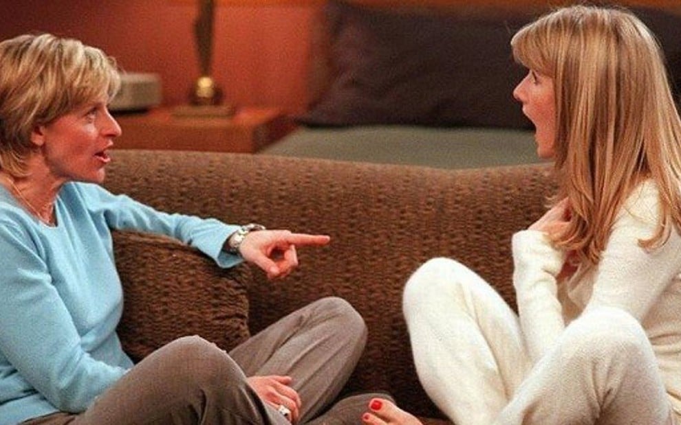 Ellen DeGeneres (à esq.) com Laura Dern em episódio histórico da comédia Ellen, em 1997 - Divulgação/ABC