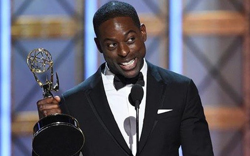 Sterling K. Brown recebe o prêmio de melhor ator em série dramática no Emmy de 2017 - Divulgação/Television Academy