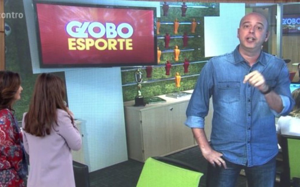 Fátima Bernardes e Maria Ribeiro (de costas) veem Alex Escobar no telão do Encontro - Imagens: Reprodução/TV Globo