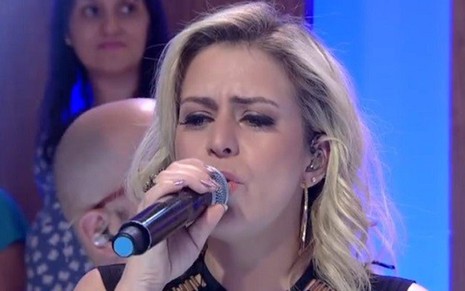 A cantora Luciana Andrade, do grupo Rouge, durante participação no Encontro de sexta (16) - Reprodução/TV Globo