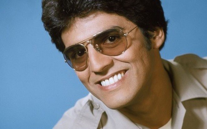 O ator Erik Estrada em registro clássico como o policial Frank Poncherello na série CHiPS - Divulgação/NBC