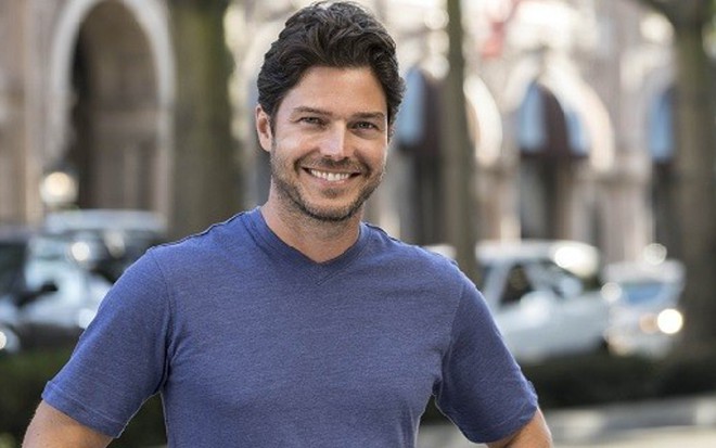 Erik Marmo apresenta o programa Planeta Brasil, na Globo Internacional, desde agosto - Caesar Lima/Divulgação