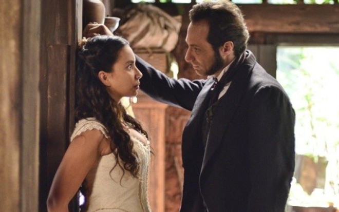 Gabriela Moreyra e Fernando Pavão em gravação de Escrava Mãe, novela da Record - Divulgação