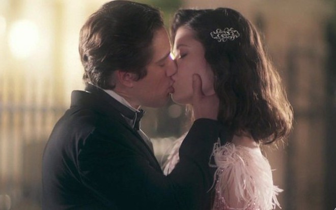 Danilo (Rafael Cardoso) e Cris/Julia (Vitória Strada) em cena da novela das seis da Globo, Espelho da Vida - Fotos: Reprodução/TV Globo