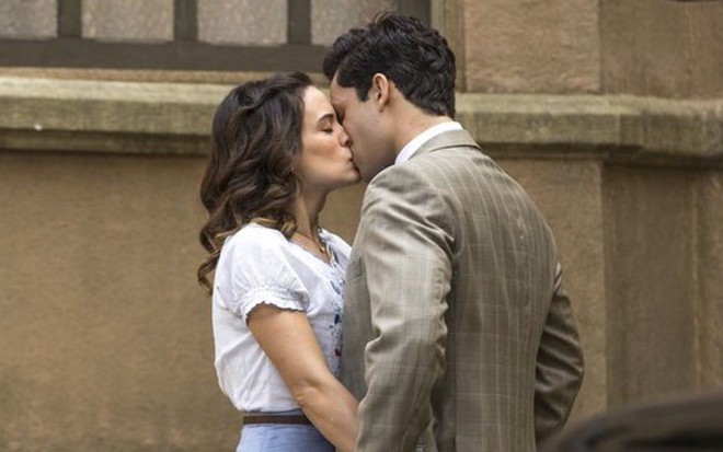 Bianca Bin (Maria) contracena com Rainer Cadete (Celso) na novela das seis, Eta Mundo Bom! - Reprodução/TV Globo