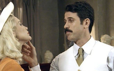 Flávia Alessandra (Sandra) contracena com Eriberto Leão (Ernesto) em Eta Mundo Bom! - Reprodução/TV Globo
