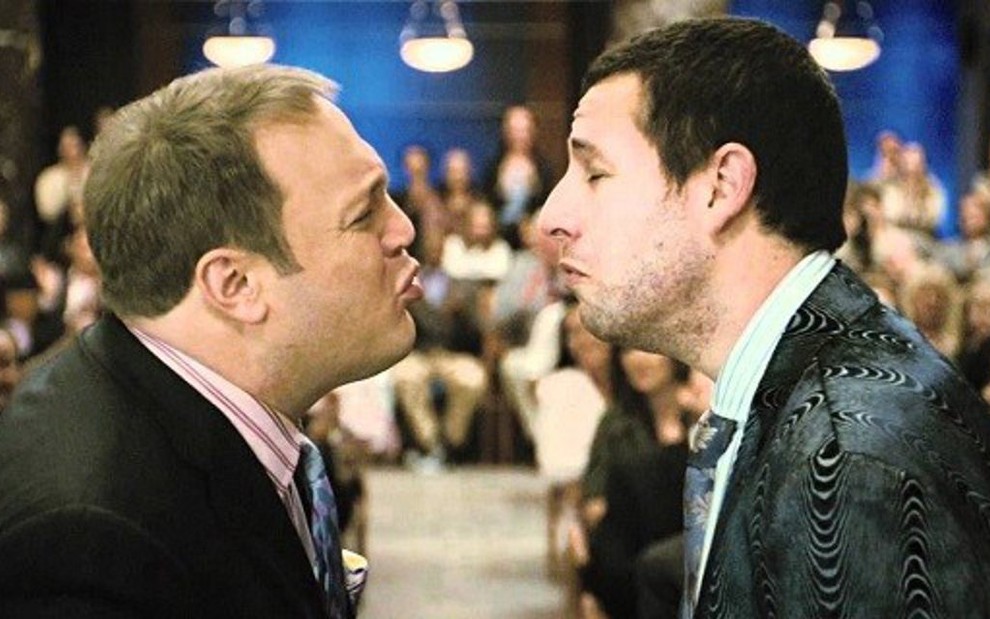 Os atores Kevin James e Adam Sandler em cena do filme Eu os Declaro Marido e... Larry - Divulgação/Universal Pictures
