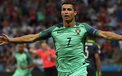 O  jogador Cristiano Ronaldo comemora o primeiro gol da vitória de Portugal sobre Gales - Divulgação/Uefa