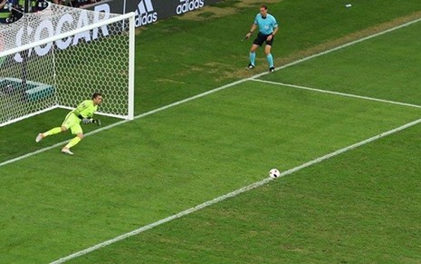 Cristiano Ronaldo cobra pênalti na vitória de Portugal sobre a Polônia, que deu recorde à Band - Divulgação/Uefa