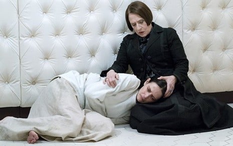 Patti LuPone (de preto), que faz uma terapeuta, com Eva Green em Penny Dreadful - Divulgação/HBO