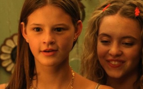 As atrizes Peyton Kennedy (à esq.) e Sydney Sweeney na única temporada de Everything Sucks! - Reprodução/Netflix
