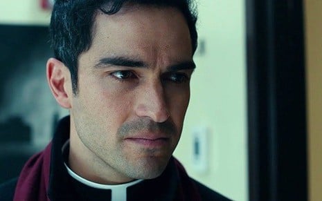 O ator mexicano Alfonso Herrera, de Sense8 e ex-Rebelde, em cena da série O Exorcista - Reprodução/Fox