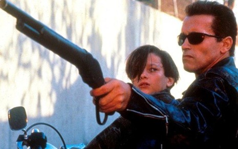 Schwarzenegger e Edward Furlong em O Exterminador do Futuro 2 – O Julgamento Final - Carolco Pictures/Divulgação