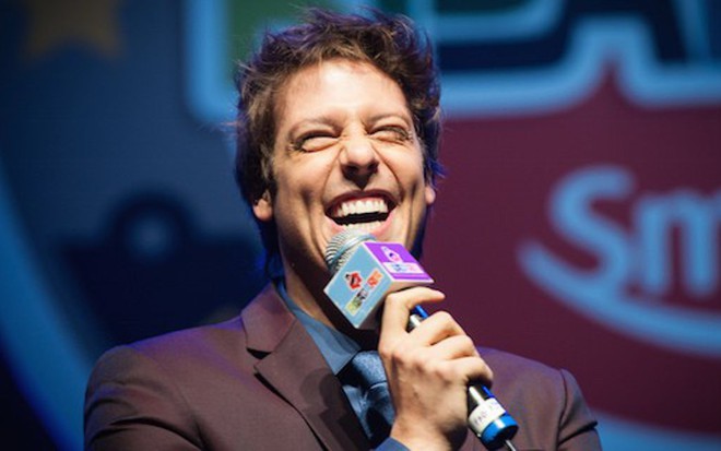O  apresentador Fábio Porchat faz piada com a igreja Universal no Grande Prêmio Risadaria - Fotos Charles Trigueiro/Divulgação