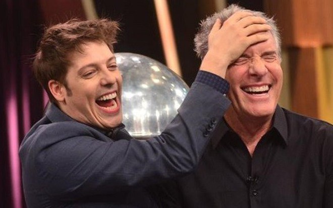 Fábio Porchat brinca com Roberto Justus na edição de ontem (24) do talk show da Record - Antonio Chahestian/Record