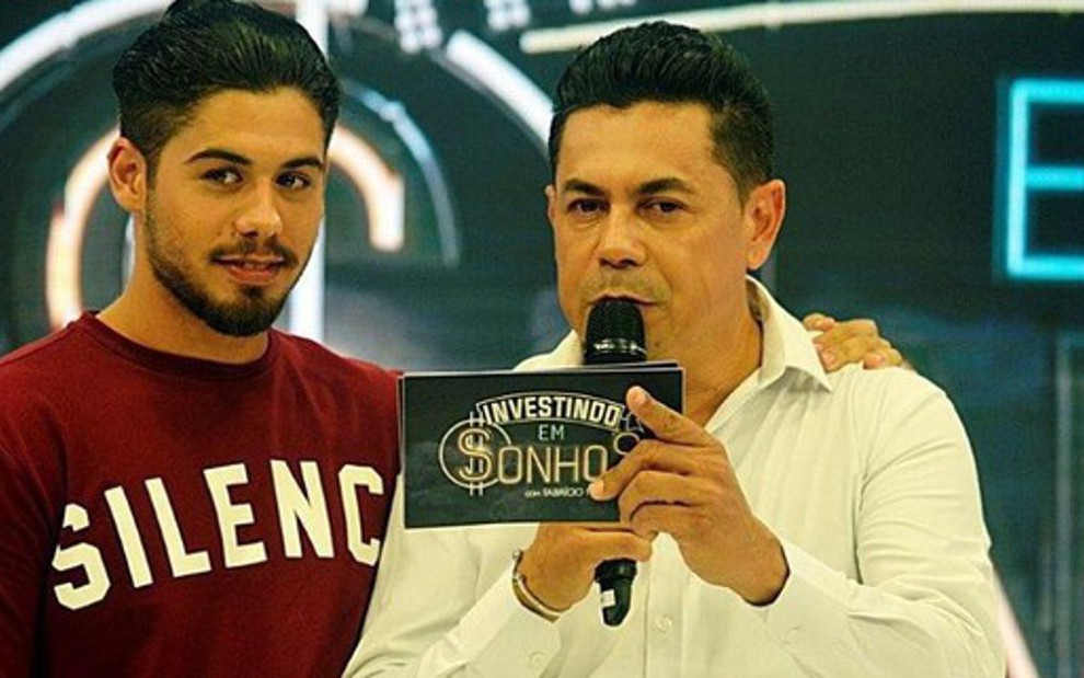 Fabrício Marques ao lado do cantor Ze Felipe, filho do sertanejo Leonardo, no palco do Investindo em Sonhos - DIVULGAÇÃO