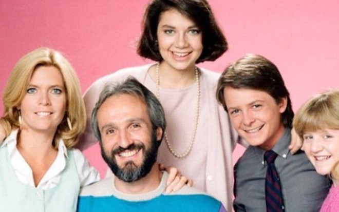 Meredith Baxter, Michael Gross, Justine Bateman, Michael J. Fox e Tina Yothers na série - Fotos: Reprodução/NBC