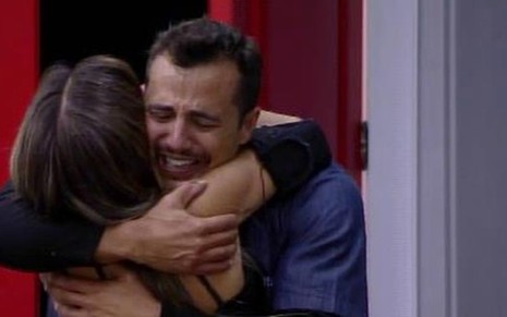 Matheus Lisboa abraça Flávia Viana após vencer a prova do fazendeiro no reality - Reprodução/RecordTV