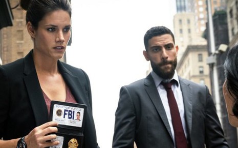 Missy Peregrym e Zeeko Zaki na série FBI; nada mais tradicional na TV dos EUA do que um drama sobre o FBI - Imagens: Divulgação/CBS