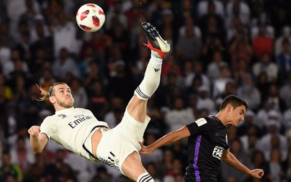 O galês Gareth Bale tenta um chute de bicicleta na final do Mundial de Clubes entre Real Madrid e Al Ain - DIVULGAÇÃO/FIFA