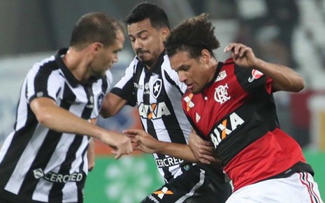 Joel Carli e Rodrigo Lindoso, do Botafogo, em disputa de bola com William Arão, do Flamengo - Gilvan de Souza/Flamengo