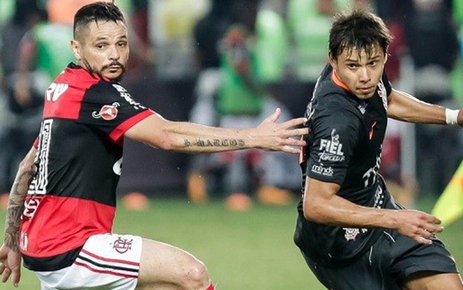 O lateral Pará, do Flamengo, e o atacante Romero, do Corinthians, disputam bola durante jogo - Divulgação/Ag. Corinthians