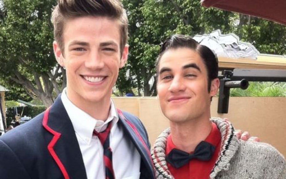 Grant Gustin (à esq.) e Darren Criss na época de Glee: eles vão se reunir no musical de Flash - Imagens: Divulgação