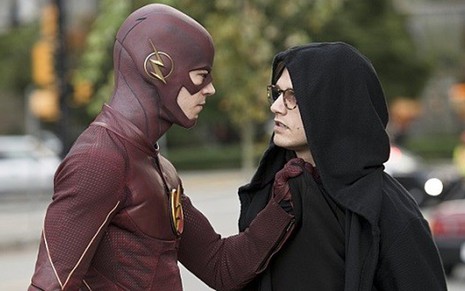 Grant Gustin agarra Andy Mientus, o Flautista, em episódio de Flash exibido ontem, 19 - Divulgação/The CW
