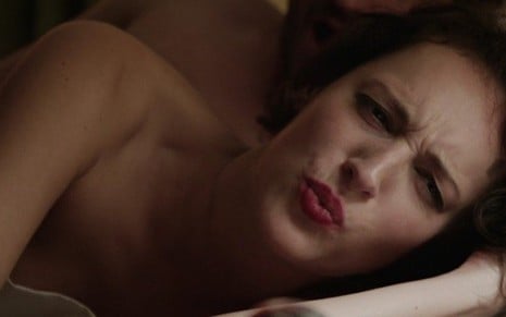 A atriz Phoebe Waller-Bridge faz careta em cena de sexo anal na comédia britânica Fleabag - Reprodução/Amazon
