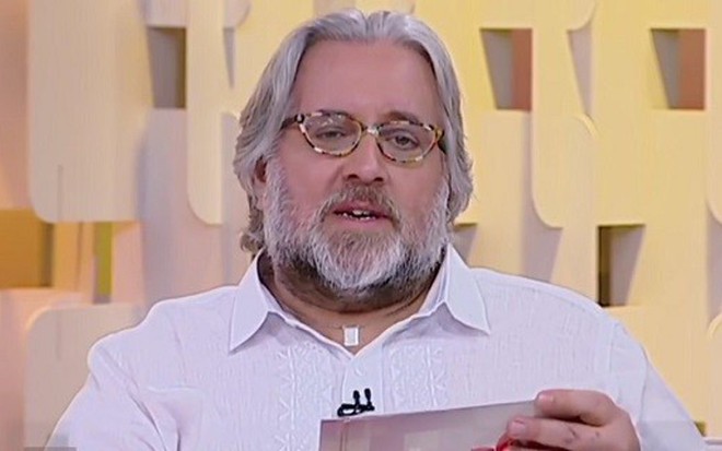 O jornalista Leão Lobo, que apresenta o Fofocando desde a estreia, em 1º de agosto - Imagens: Reprodução/SBT