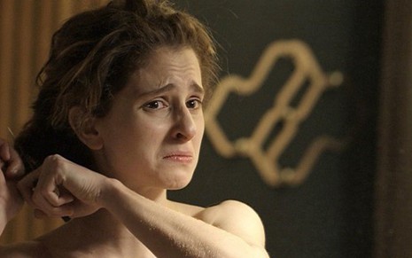 Ivana (Carol Duarte) corta os cabelos em cena de A Força do Querer: drama levantou audiência - Divulgação/TV Globo