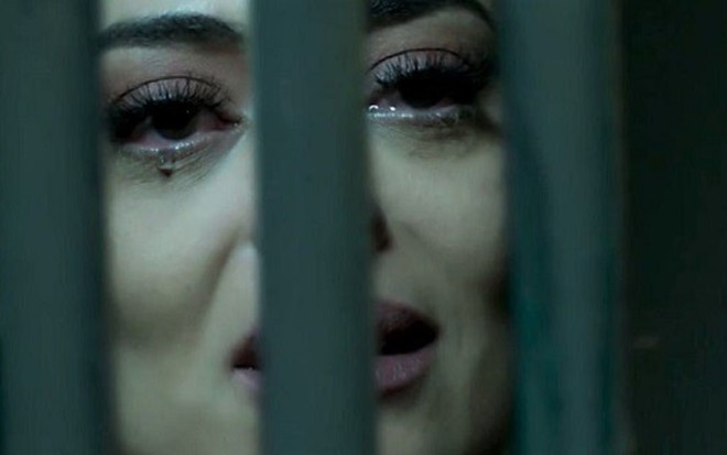 Bibi (Juliana Paes) chora atrás das grades no capítulo de segunda (11) de A Força do Querer - Reprodução/TV Globo